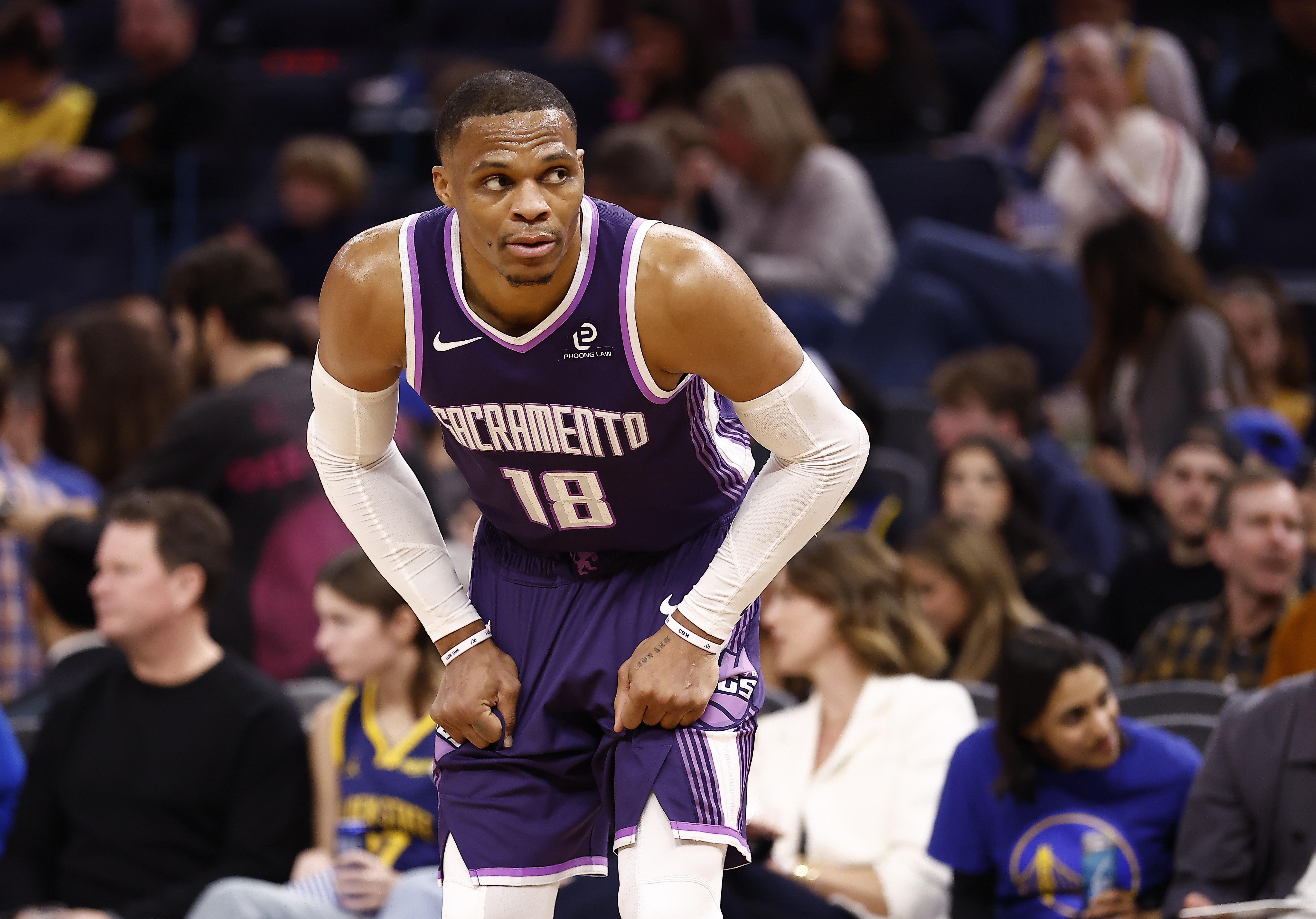 开云体育app-三分你最准呀！威少半场有攻有传 三分5中3拿到11分3助攻