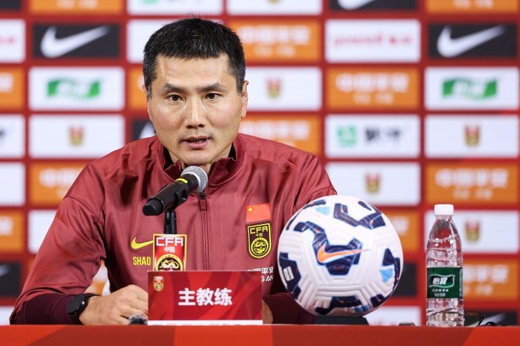 开云体育官网-邵佳一：国足下期集训会选U23球员，但踢不上联赛的肯定不行！